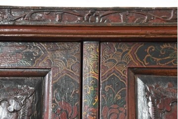中古　中国アンティーク調　彫刻と絵画的な装飾が趣深い2段重ねキャビネット　(R-089827)
