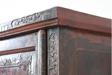中古　中国アンティーク調　彫刻と絵画的な装飾が趣深い2段重ねキャビネット　(R-089827)