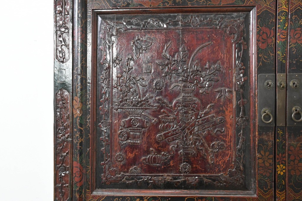 中古　中国アンティーク調　彫刻と絵画的な装飾が趣深い2段重ねキャビネット　(R-089827)