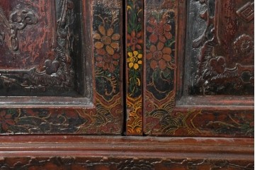 中古　中国アンティーク調　彫刻と絵画的な装飾が趣深い2段重ねキャビネット　(R-089827)