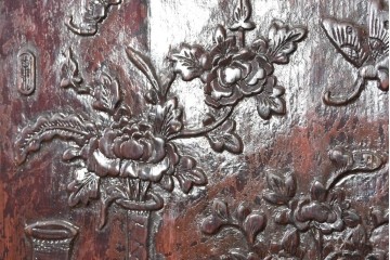 中古　中国アンティーク調　彫刻と絵画的な装飾が趣深い2段重ねキャビネット　(R-089827)
