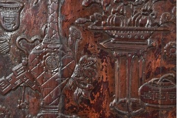 中古　中国アンティーク調　彫刻と絵画的な装飾が趣深い2段重ねキャビネット　(R-089827)