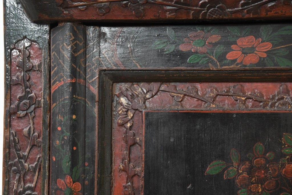 中古　中国アンティーク調　彫刻と絵画的な装飾が趣深い2段重ねキャビネット　(R-089827)