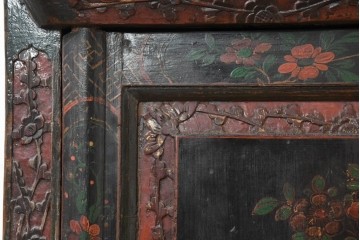 中古　中国アンティーク調　彫刻と絵画的な装飾が趣深い2段重ねキャビネット　(R-089827)