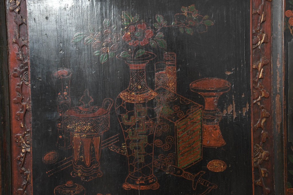 中古　中国アンティーク調　彫刻と絵画的な装飾が趣深い2段重ねキャビネット　(R-089827)