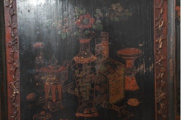 中古　中国アンティーク調　彫刻と絵画的な装飾が趣深い2段重ねキャビネット　(R-089827)
