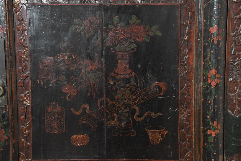 中古　中国アンティーク調　彫刻と絵画的な装飾が趣深い2段重ねキャビネット　(R-089827)