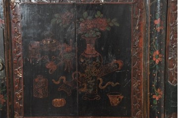 中古　中国アンティーク調　彫刻と絵画的な装飾が趣深い2段重ねキャビネット　(R-089827)