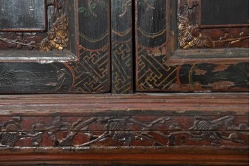 中古　中国アンティーク調　彫刻と絵画的な装飾が趣深い2段重ねキャビネット　(R-089827)