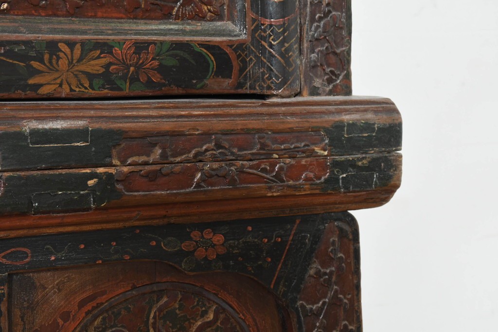 中古　中国アンティーク調　彫刻と絵画的な装飾が趣深い2段重ねキャビネット　(R-089827)