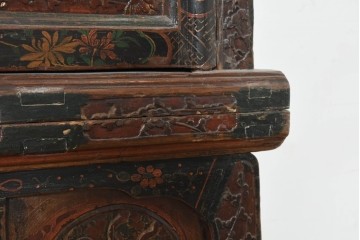 中古　中国アンティーク調　彫刻と絵画的な装飾が趣深い2段重ねキャビネット　(R-089827)