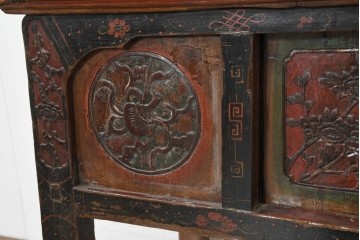 中古　中国アンティーク調　彫刻と絵画的な装飾が趣深い2段重ねキャビネット　(R-089827)