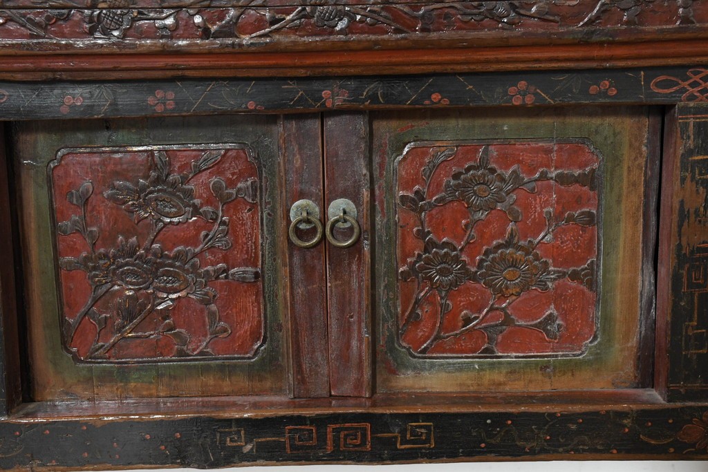 中古　中国アンティーク調　彫刻と絵画的な装飾が趣深い2段重ねキャビネット　(R-089827)