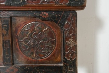 中古　中国アンティーク調　彫刻と絵画的な装飾が趣深い2段重ねキャビネット　(R-089827)