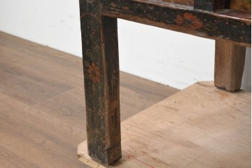 中古　中国アンティーク調　彫刻と絵画的な装飾が趣深い2段重ねキャビネット　(R-089827)