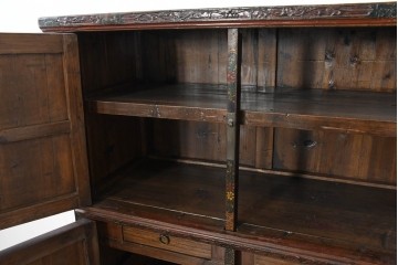 中古　中国アンティーク調　彫刻と絵画的な装飾が趣深い2段重ねキャビネット　(R-089827)