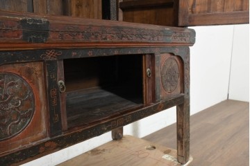 中古　中国アンティーク調　彫刻と絵画的な装飾が趣深い2段重ねキャビネット　(R-089827)