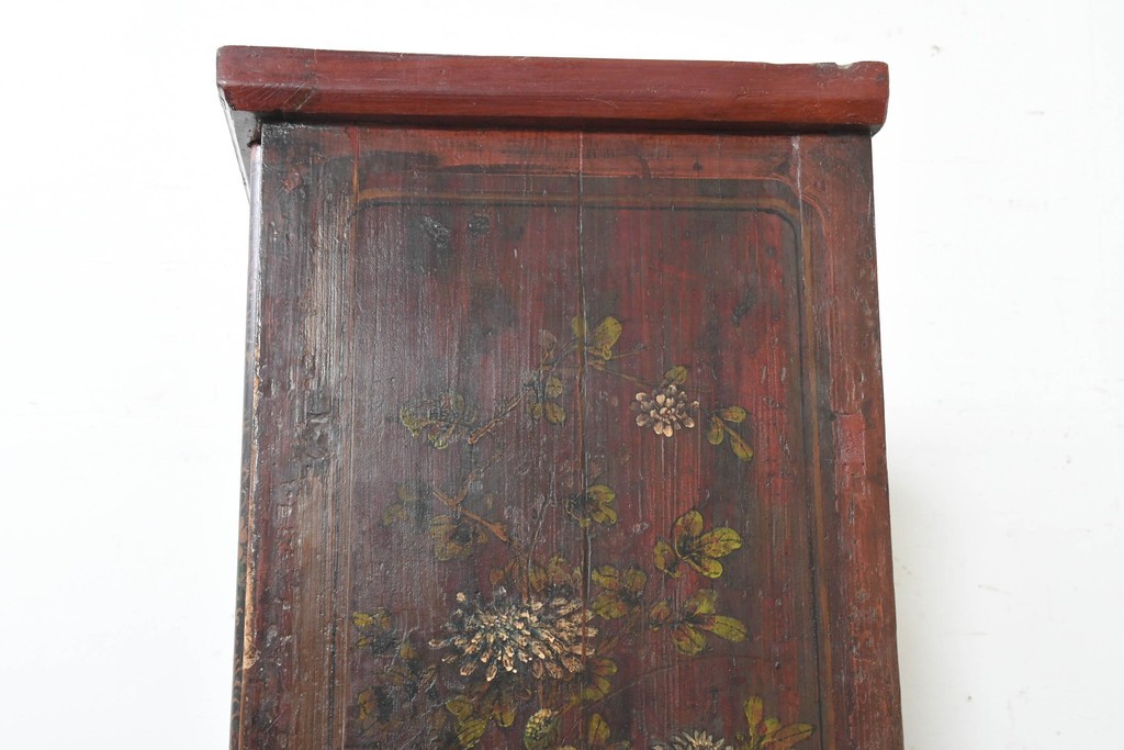 中古　中国アンティーク調　彫刻と絵画的な装飾が趣深い2段重ねキャビネット　(R-089827)