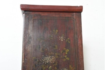 中古　中国アンティーク調　彫刻と絵画的な装飾が趣深い2段重ねキャビネット　(R-089827)