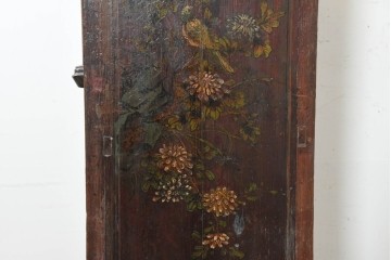 中古　中国アンティーク調　彫刻と絵画的な装飾が趣深い2段重ねキャビネット　(R-089827)