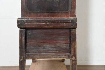 中古　中国アンティーク調　彫刻と絵画的な装飾が趣深い2段重ねキャビネット　(R-089827)