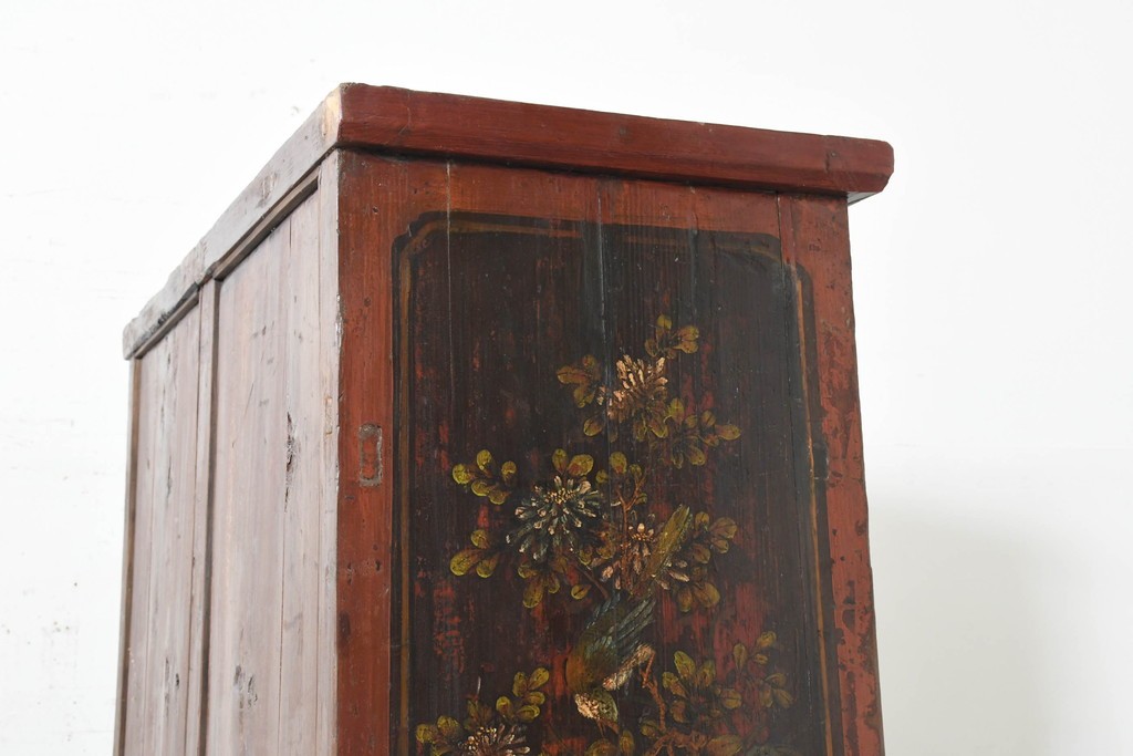 中古　中国アンティーク調　彫刻と絵画的な装飾が趣深い2段重ねキャビネット　(R-089827)