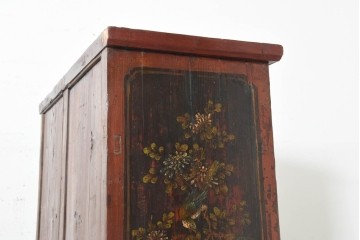 中古　中国アンティーク調　彫刻と絵画的な装飾が趣深い2段重ねキャビネット　(R-089827)