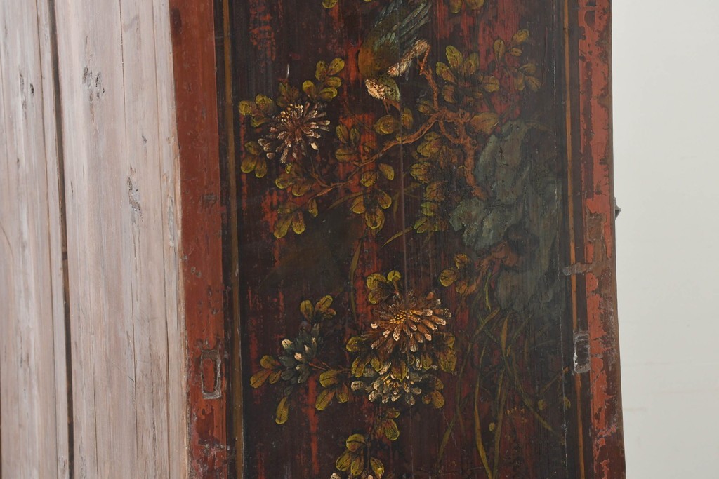 中古　中国アンティーク調　彫刻と絵画的な装飾が趣深い2段重ねキャビネット　(R-089827)