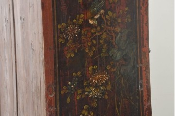 中古　中国アンティーク調　彫刻と絵画的な装飾が趣深い2段重ねキャビネット　(R-089827)