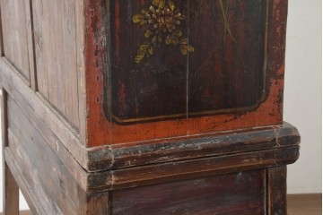 中古　中国アンティーク調　彫刻と絵画的な装飾が趣深い2段重ねキャビネット　(R-089827)
