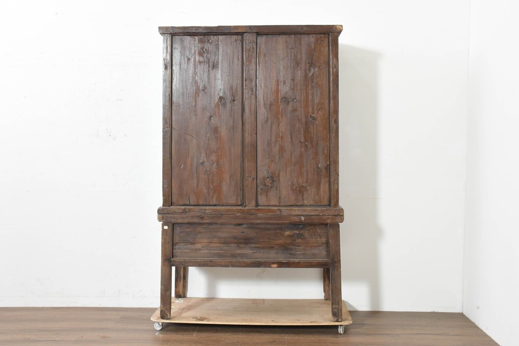 中古　中国アンティーク調　彫刻と絵画的な装飾が趣深い2段重ねキャビネット　(R-089827)