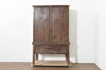 中古　中国アンティーク調　彫刻と絵画的な装飾が趣深い2段重ねキャビネット　(R-089827)