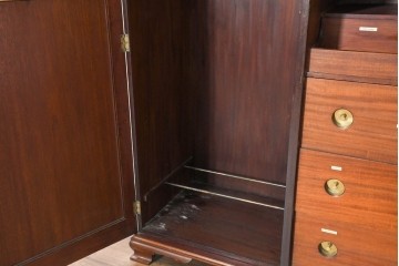 イギリスアンティーク　1920年から1930年頃　マホガニー材　多彩な収納を備えたクラシカルなワードローブ　(R-089828)
