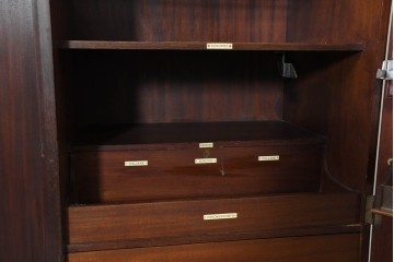 イギリスアンティーク　1920年から1930年頃　マホガニー材　多彩な収納を備えたクラシカルなワードローブ　(R-089828)