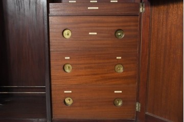 イギリスアンティーク　1920年から1930年頃　マホガニー材　多彩な収納を備えたクラシカルなワードローブ　(R-089828)