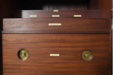 イギリスアンティーク　1920年から1930年頃　マホガニー材　多彩な収納を備えたクラシカルなワードローブ　(R-089828)
