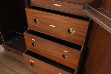 イギリスアンティーク　1920年から1930年頃　マホガニー材　多彩な収納を備えたクラシカルなワードローブ　(R-089828)