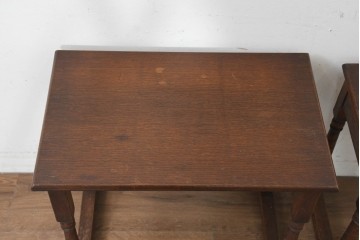 イギリスヴィンテージ　1970年頃　オーク材　クラシカルな彫刻意匠のネストテーブル　(R-089830)