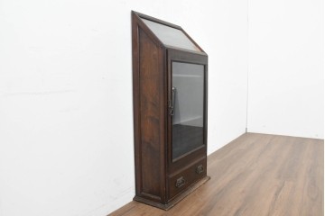 イギリスアンティーク　1920年頃　ショーケース付き　見せる収納に適したスリムなキャビネット　(R-089837)