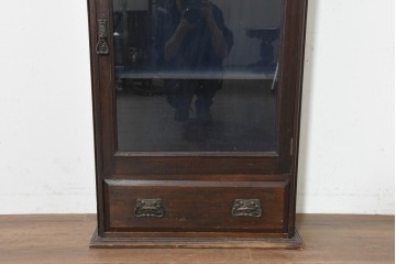 イギリスアンティーク　1920年頃　ショーケース付き　見せる収納に適したスリムなキャビネット　(R-089837)