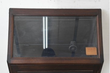 イギリスアンティーク　1920年頃　ショーケース付き　見せる収納に適したスリムなキャビネット　(R-089837)