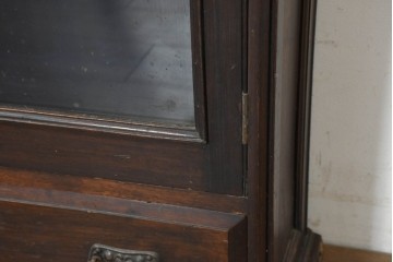 イギリスアンティーク　1920年頃　ショーケース付き　見せる収納に適したスリムなキャビネット　(R-089837)