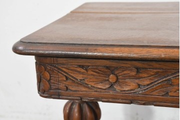 イギリスアンティーク　1930年頃　オーク材　希少デザイン　花の彫刻と重厚なバルボスレッグが特徴のリビングテーブル　(R-089838)