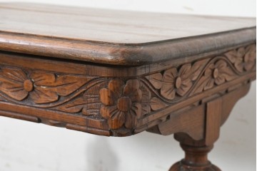 イギリスアンティーク　1930年頃　オーク材　希少デザイン　花の彫刻と重厚なバルボスレッグが特徴のリビングテーブル　(R-089838)