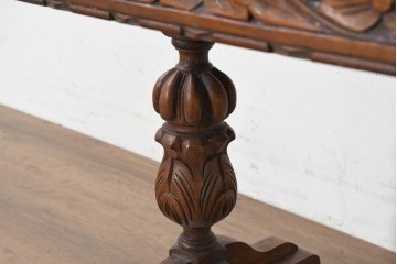イギリスアンティーク　1930年頃　オーク材　希少デザイン　花の彫刻と重厚なバルボスレッグが特徴のリビングテーブル　(R-089838)