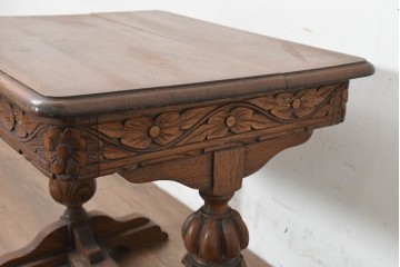 イギリスアンティーク　1930年頃　オーク材　希少デザイン　花の彫刻と重厚なバルボスレッグが特徴のリビングテーブル　(R-089838)