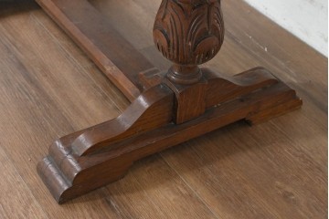 イギリスアンティーク　1930年頃　オーク材　希少デザイン　花の彫刻と重厚なバルボスレッグが特徴のリビングテーブル　(R-089838)