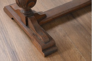 イギリスアンティーク　1930年頃　オーク材　希少デザイン　花の彫刻と重厚なバルボスレッグが特徴のリビングテーブル　(R-089838)
