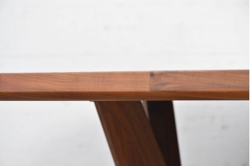 中古　美品　ドイツ　ROLF BENZ(ロルフベンツ)　965　ウォールナット材　モダンな脚線の構造のダイニングテーブル　(R-089840)