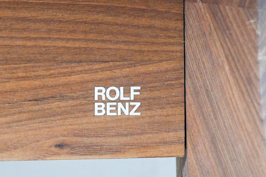 中古　美品　ドイツ　ROLF BENZ(ロルフベンツ)　965　ウォールナット材　モダンな脚線の構造のダイニングテーブル　(R-089840)